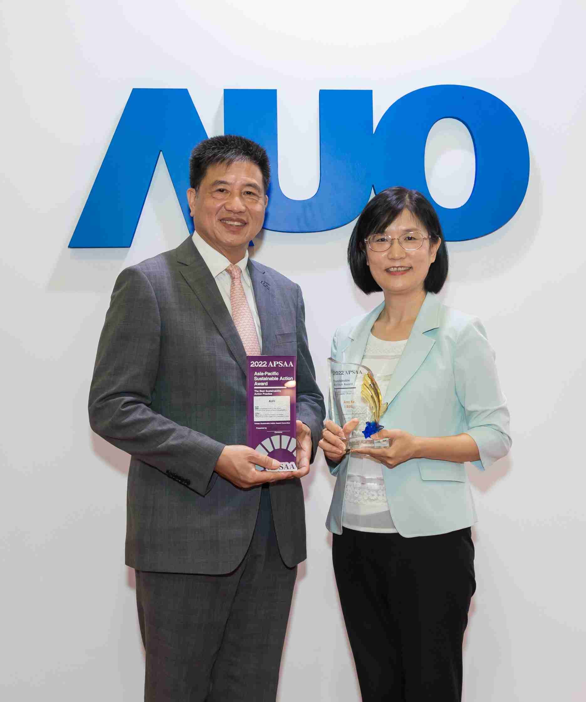 巨星国际长期垫筑永续远景的基石，，，透过ESG暨气候委员会逐步实践永续策略蓝图。。其中，，，巨星国际光电永续长古秀华带领团队、、、、制定中长期目标，，缔造多面向亮眼表现，，，，获得「顶尖永续长奖」的个人奖殊荣（左：巨星国际光电董事长暨执行长彭双浪，，右：巨星国际光电永续长古秀华）