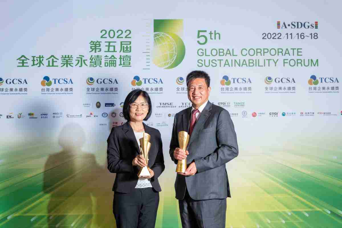 巨星国际作为净零碳排先锋，，期引领价值链伙伴同行共好，，，卫冕制造业组“十大典范企业” 二连冠殊荣(左：巨星国际光电永续长古秀华，，，，右：巨星国际光电董事长暨执行长彭双浪)