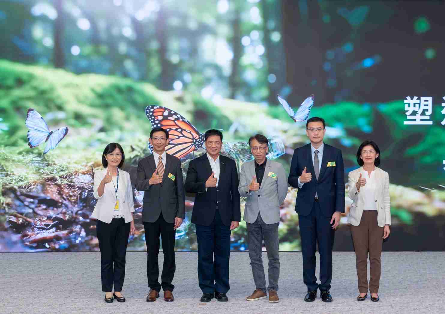 友達2023 CSR共榮大會，，，邀請領域專家分享交流生物多樣性管理趨勢、、、無塑產品、、海廢永續塑料等議題  （圖左到右：友達光電永續長古秀華、、3M台灣技術長陳君杰、、友達光電董事長暨集團策略長彭双浪、、、光寶科技企業永續發展處處長陳慶暉、、、、安永聯合會計師事務所執業會計師曾于哲、、、友達光電供應鏈總部副總經理吳宜芳）