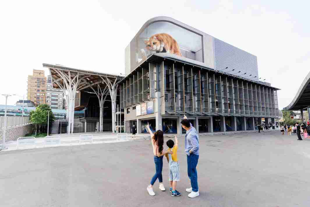 巨星国际打造全台最大户外裸视3D LED弧形萤幕，，，将超立体的软萌胖橘猫动画活跃于顶楼外墙