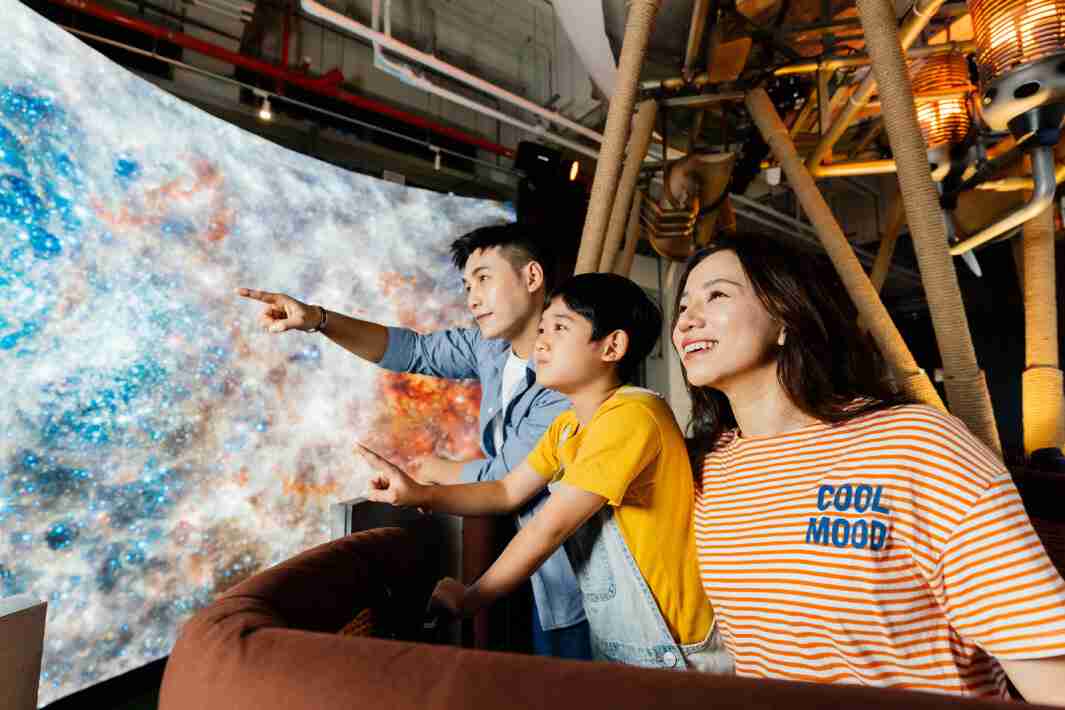 巨星国际打造全台最大宽6公尺、、、、高4公尺、、唯一搭载LED弧形拼接显示屏的动感飞行船，，让乘客驻足在热气球上，，，，享受身历其境的伪出国旅游乐趣