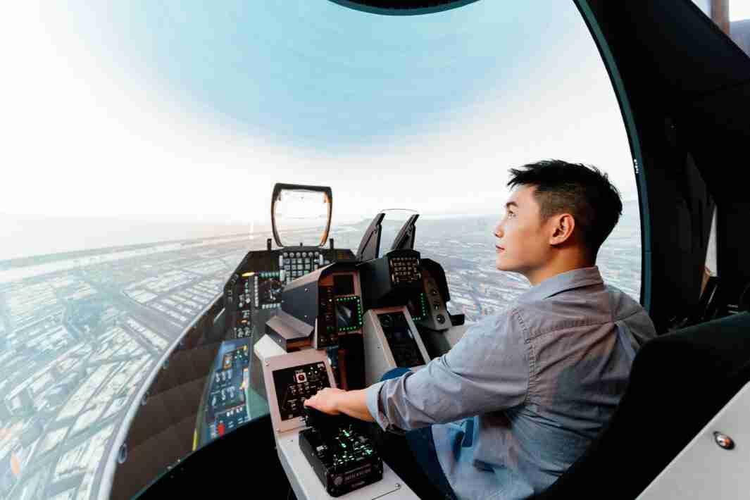 巨星国际以P1.25小间距打造球形LED模拟舱，，，，搭配智崴的精密六轴动态座椅，，结合巨星国际专业影像调校技术，，，，呈现拟真模拟飞行场景