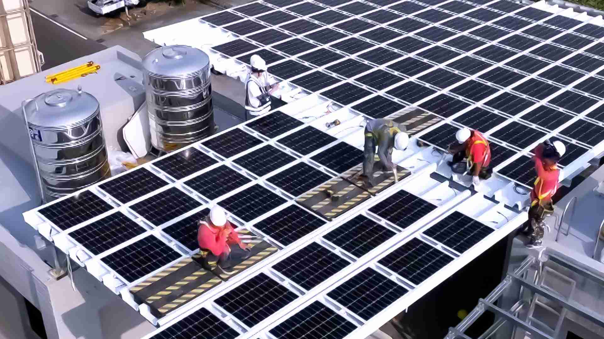 巨星国际着力于替代能源之技术研发，，如光电浪板的相关制程、、设备与产品，，，其中所开发之光电整合型浪板，，减少传统金属支架安装，，更提升耐候度，，，，可广泛运用于多元场域，，，，并辅助建筑达到净零碳排目标