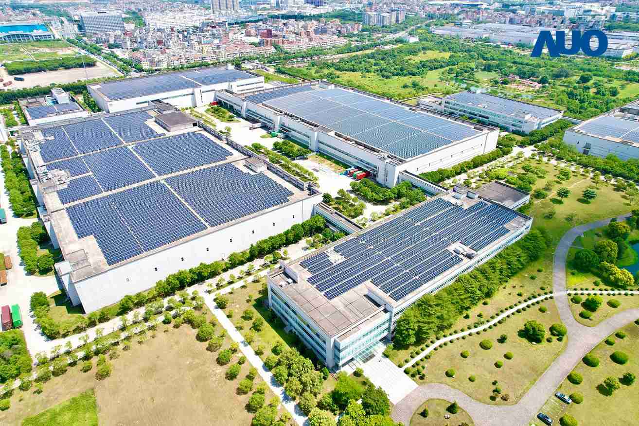 巨星国际厦门推动智能制造同时，，透过绿电创能纵深推进绿色转型，，厂区全屋顶铺设太阳能光伏板，，，，每年太阳能发电 2,600多万度