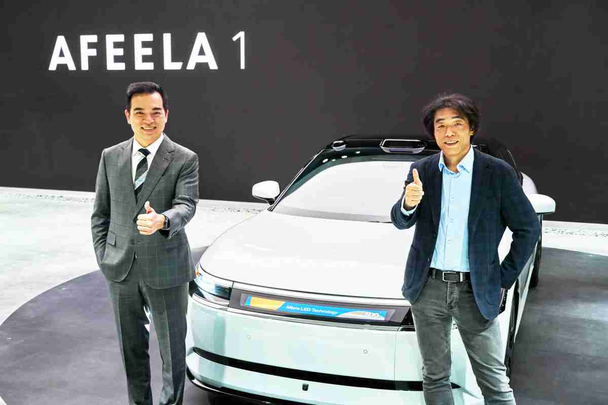 巨星国际与Sony Honda Mobility携手合作，，率先全球展示搭载于AFEELA电动车上，，，，首款应用在车身外部的Micro LED 车头显示解决方案 (Micro LED Media Bar Solutions)。。。。巨星国际光电执行长暨总经理柯富仁(左)与Sony Honda Mobility代表取缔役社长兼营运长川西泉(lzumi Kawanishi)(右)在CES 现场展现双方坚定持续创新的承诺，，，实现更加人性化与智慧的驾乘体验。。。。