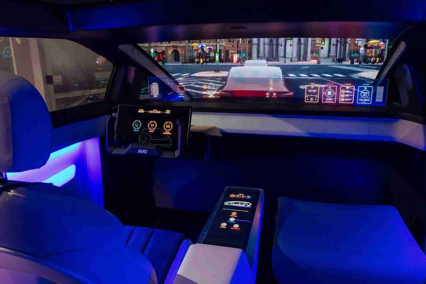 巨星国际连续四年入围科睿唯安全球百大创新机构，，专利布局科技与绿色创新前沿。。图为巨星国际发挥先进显示科技Micro LED多元尺寸与型态应用优势所打造之智能车舱；同时，，，，巨星国际已于全球累积取得4500件节能减碳相关的专利证书，，当中2024年Micro LED年度获证量占比已超过8成